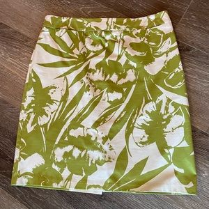 New York & Company Sz 10 Green/ Cream knee length summer and professional skirt